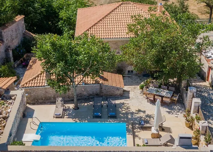 Villa Callisto- Elegant Restored Villa With Pool Gyri photo